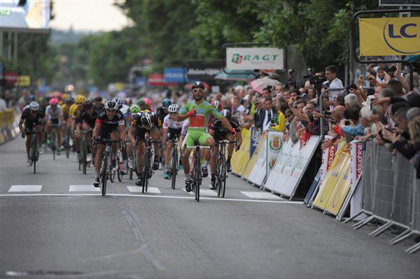 Nacer Bouhanni wins Dauphine stage 4